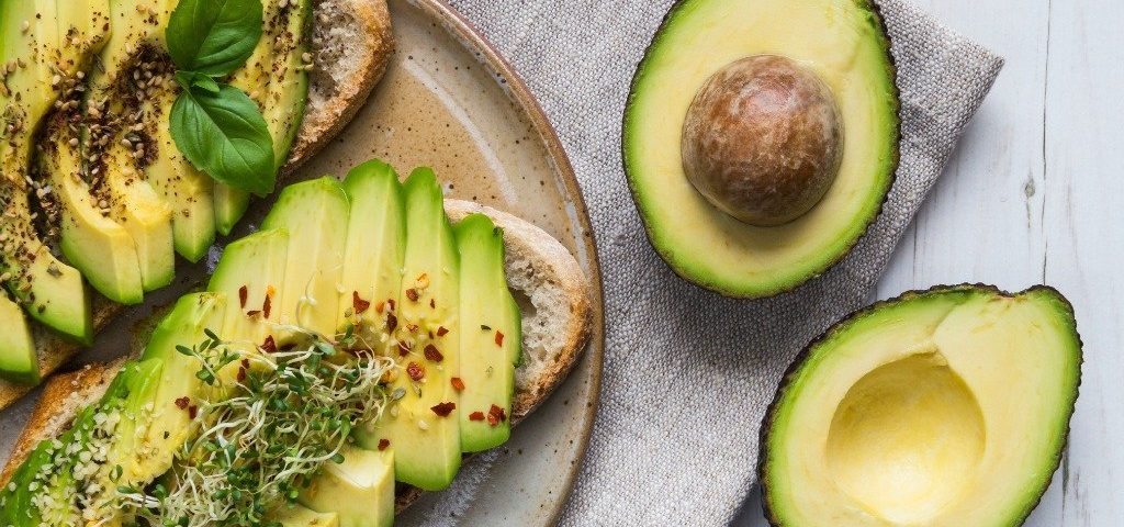 De natuur zit vol met geweldige botanische stoffen die uitstekend geschikt zijn voor je huid, van avocado, kamille, cranberry tot kokosnotenolie!