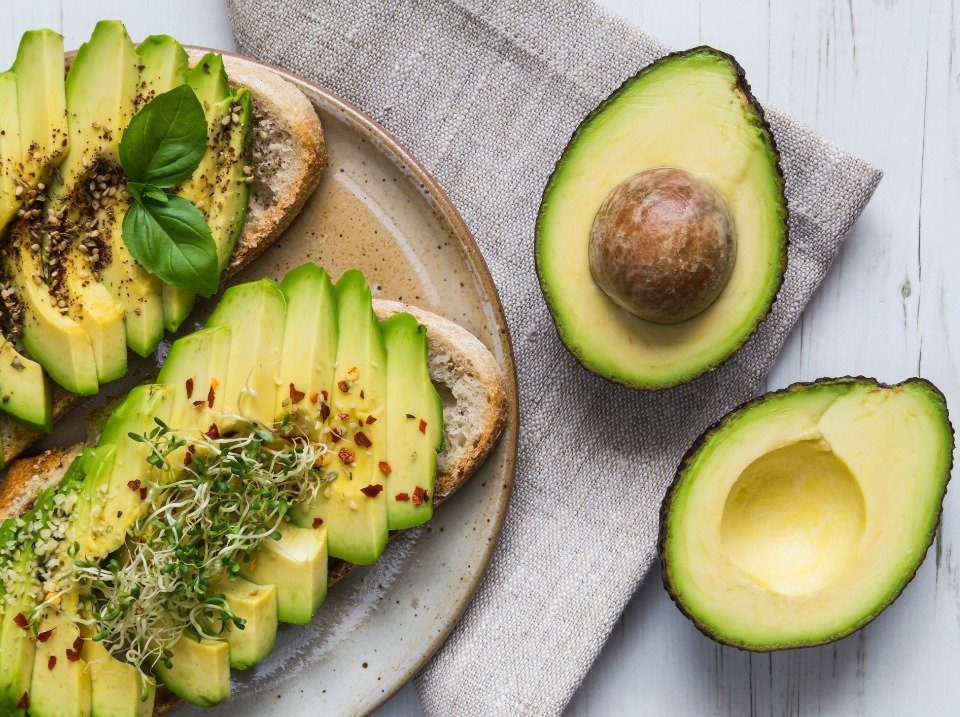 De natuur zit vol met geweldige botanische stoffen die uitstekend geschikt zijn voor je huid, van avocado, kamille, cranberry tot kokosnotenolie!